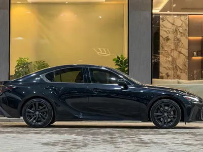 2023 لكزس آي إس 300