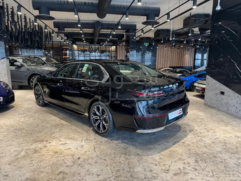 2026 بي ام دبليو الفئة السابعة 735أي