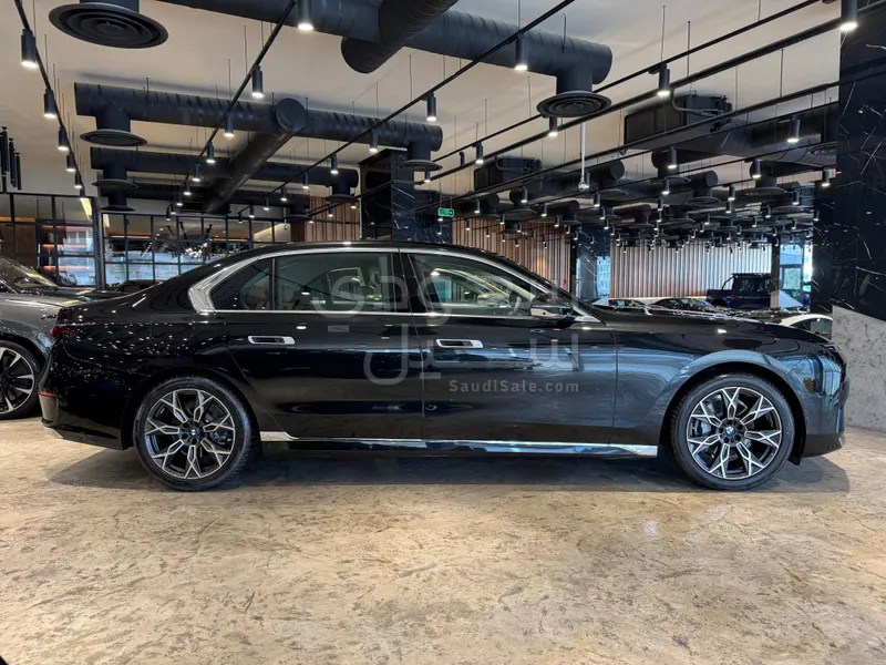 2026 بي ام دبليو الفئة السابعة 735أي