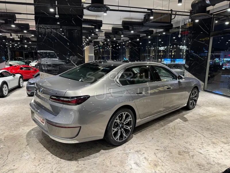 2026 بي ام دبليو الفئة السابعة 735أي