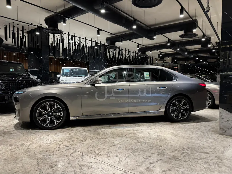 2026 بي ام دبليو الفئة السابعة 735أي