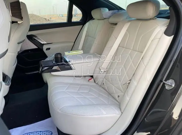 2024 بي ام دبليو الفئة السابعة 735أي