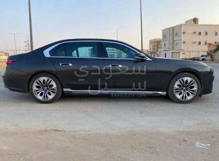 2024 بي ام دبليو الفئة السابعة 735أي