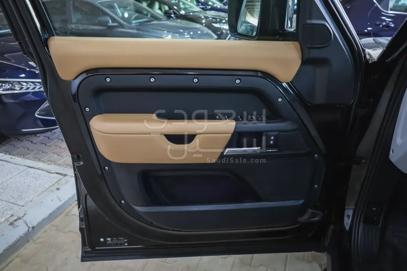 2025 لاند روفر ديفيندر اس اي