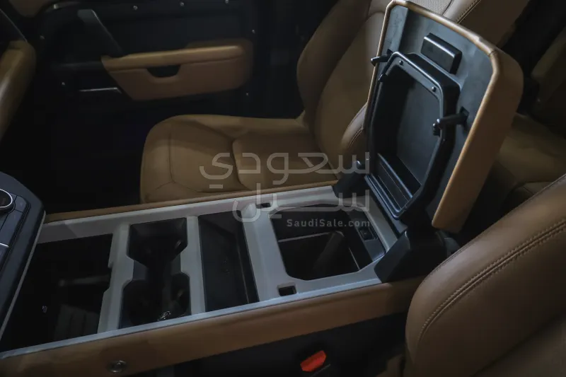 2025 لاند روفر ديفيندر اس اي