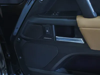 2025 لاند روفر ديفيندر اس اي