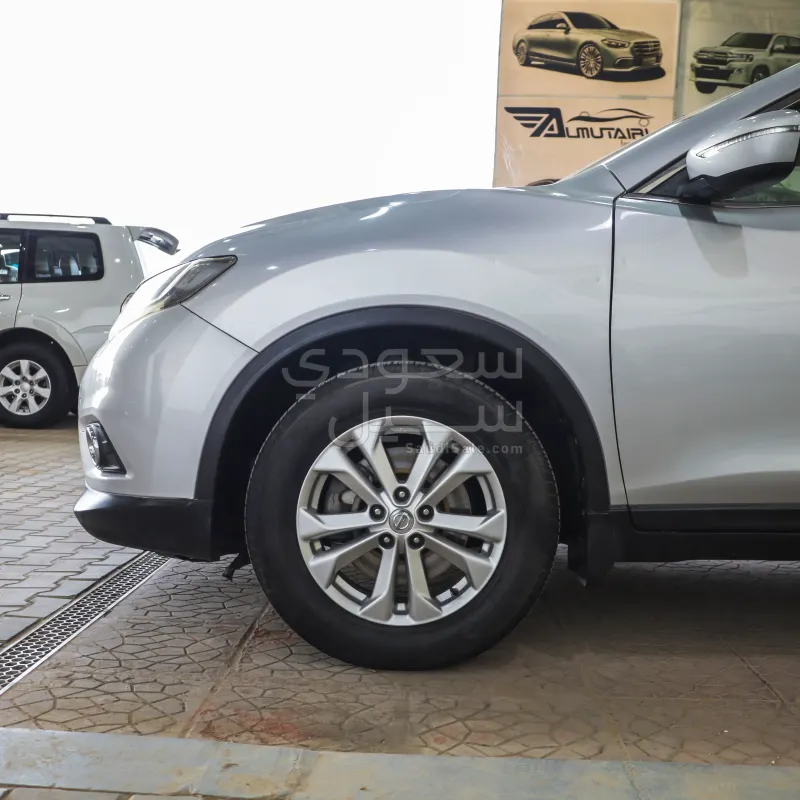 2015 نيسان اكس - ترايل