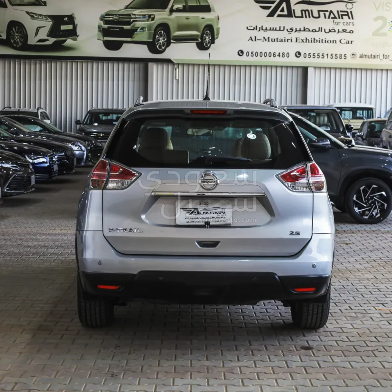 2015 نيسان اكس - ترايل