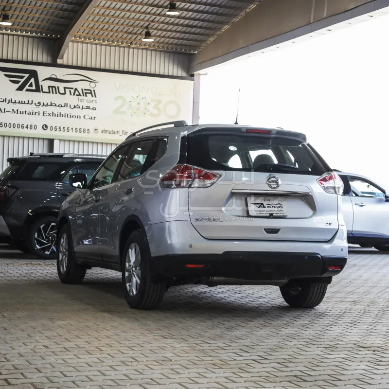 2015 نيسان اكس - ترايل