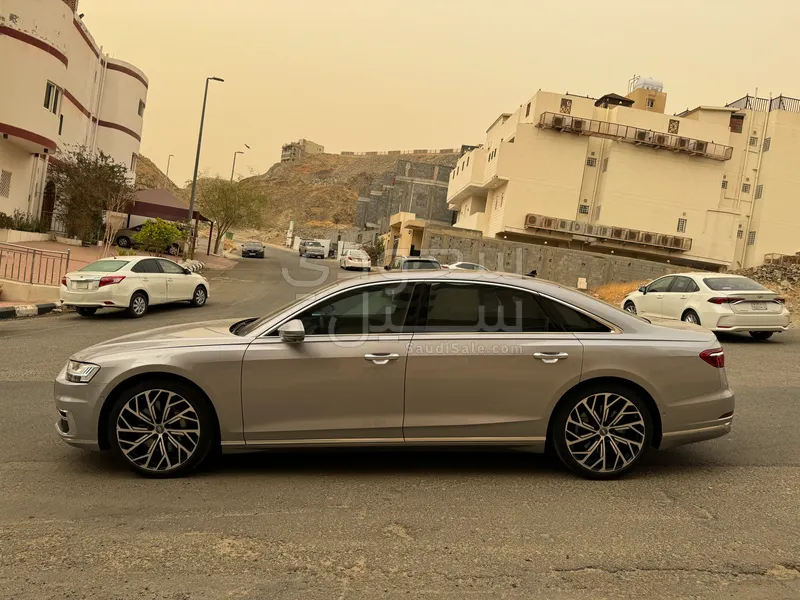 2020 اودي اي 8 ال 55تي اف اس أي