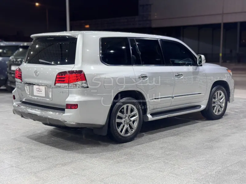 2013 لكزس إل إكس 570