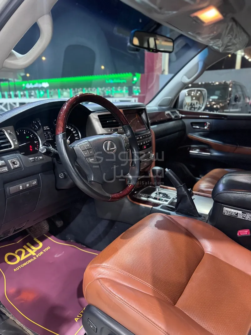 2013 لكزس إل إكس 570