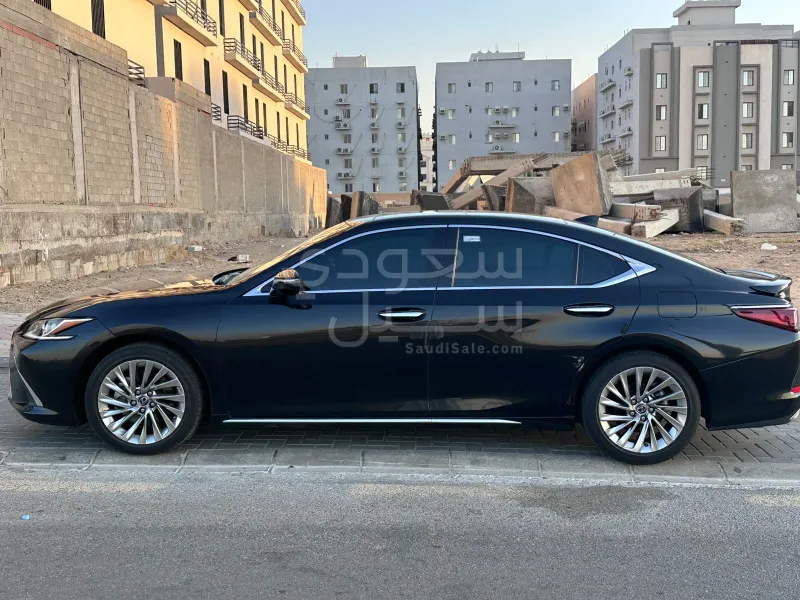 2022 لكزس إي إس 350