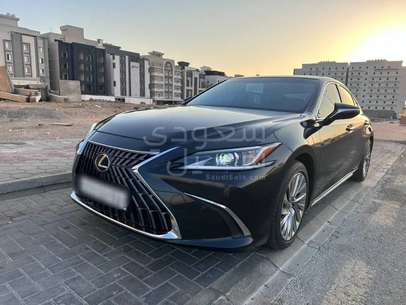 2022 لكزس إي إس 350