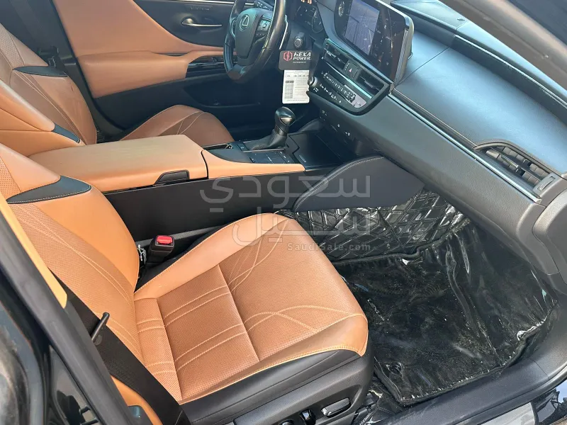 2022 لكزس إي إس 350