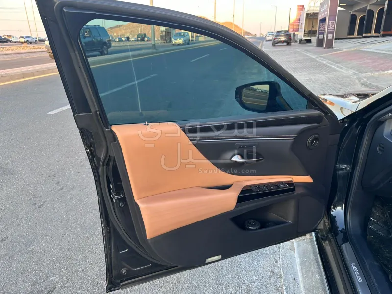 2022 لكزس إي إس 350