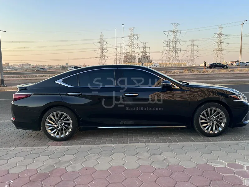 2022 لكزس إي إس 350