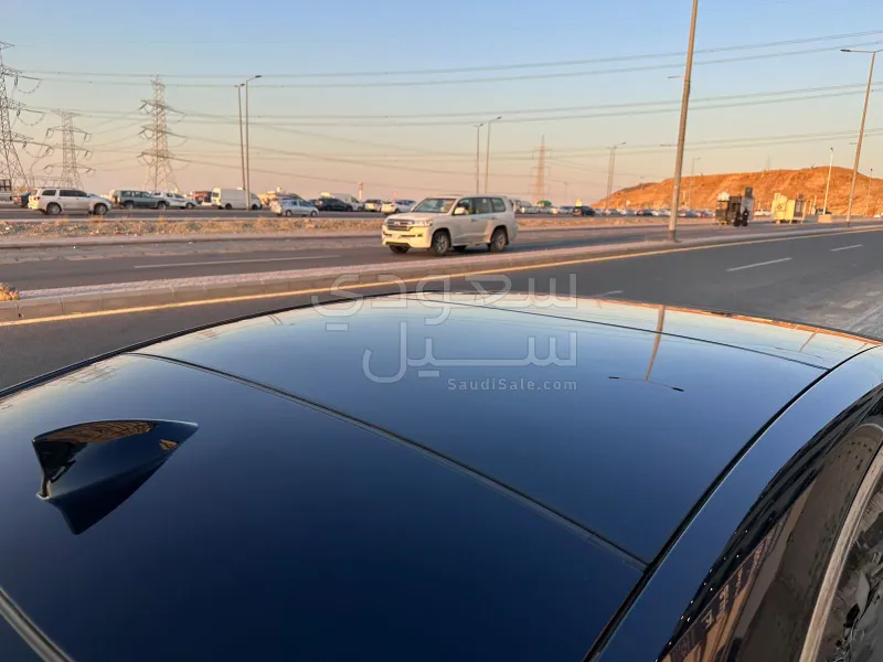 2022 لكزس إي إس 350