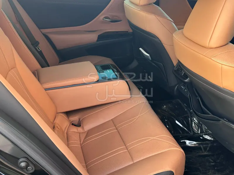 2022 لكزس إي إس 350