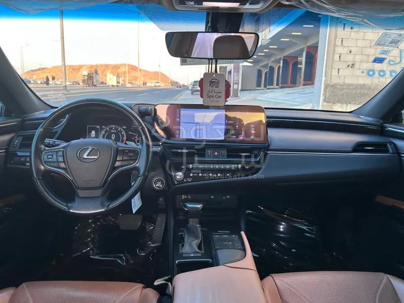 2022 لكزس إي إس 350