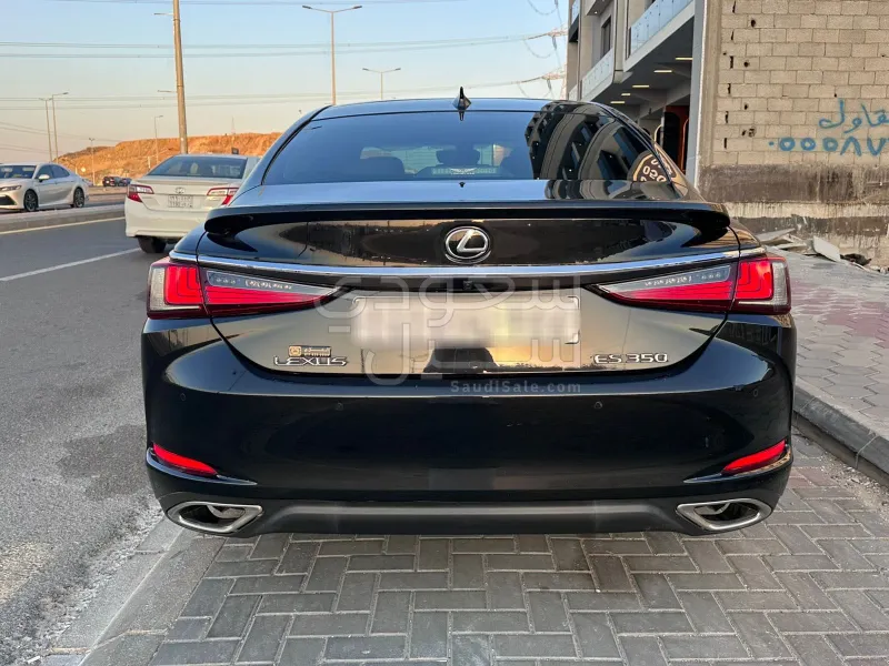 2022 لكزس إي إس 350
