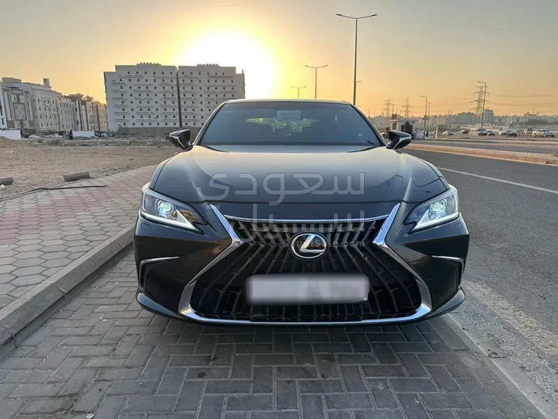 2022 لكزس إي إس 350