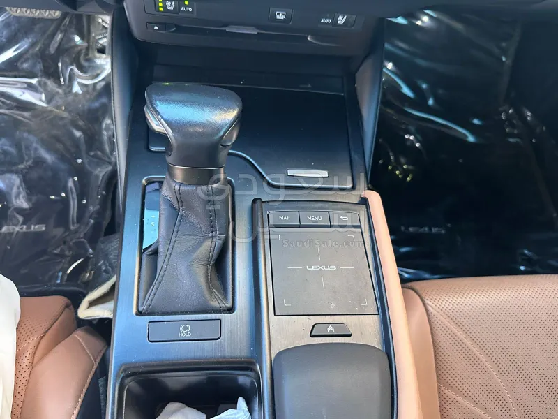 2022 لكزس إي إس 350