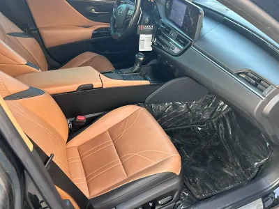 2022 لكزس إي إس 350