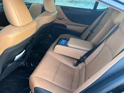 2022 لكزس إي إس 350