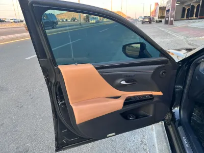 2022 لكزس إي إس 350