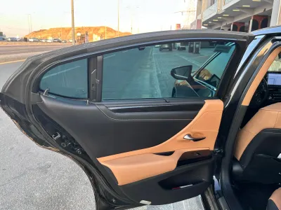 2022 لكزس إي إس 350