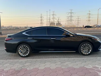 2022 لكزس إي إس 350