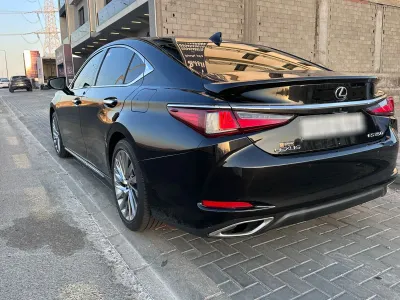 2022 لكزس إي إس 350