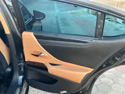 2022 لكزس إي إس 350