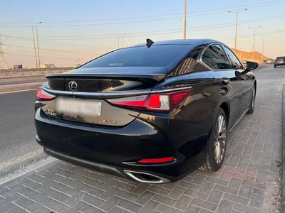 2022 لكزس إي إس 350