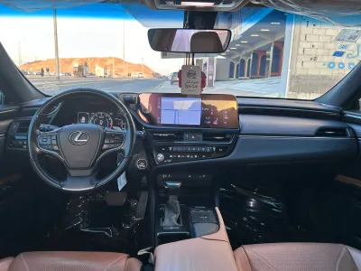 2022 لكزس إي إس 350