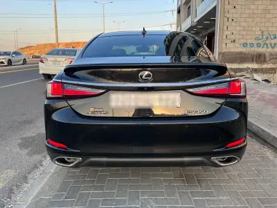 2022 لكزس إي إس 350