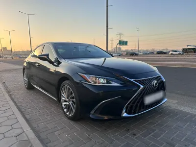 2022 لكزس إي إس 350