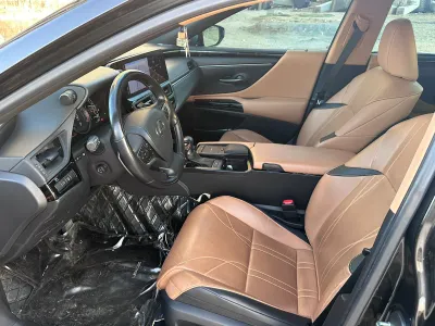 2022 لكزس إي إس 350