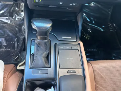 2022 لكزس إي إس 350