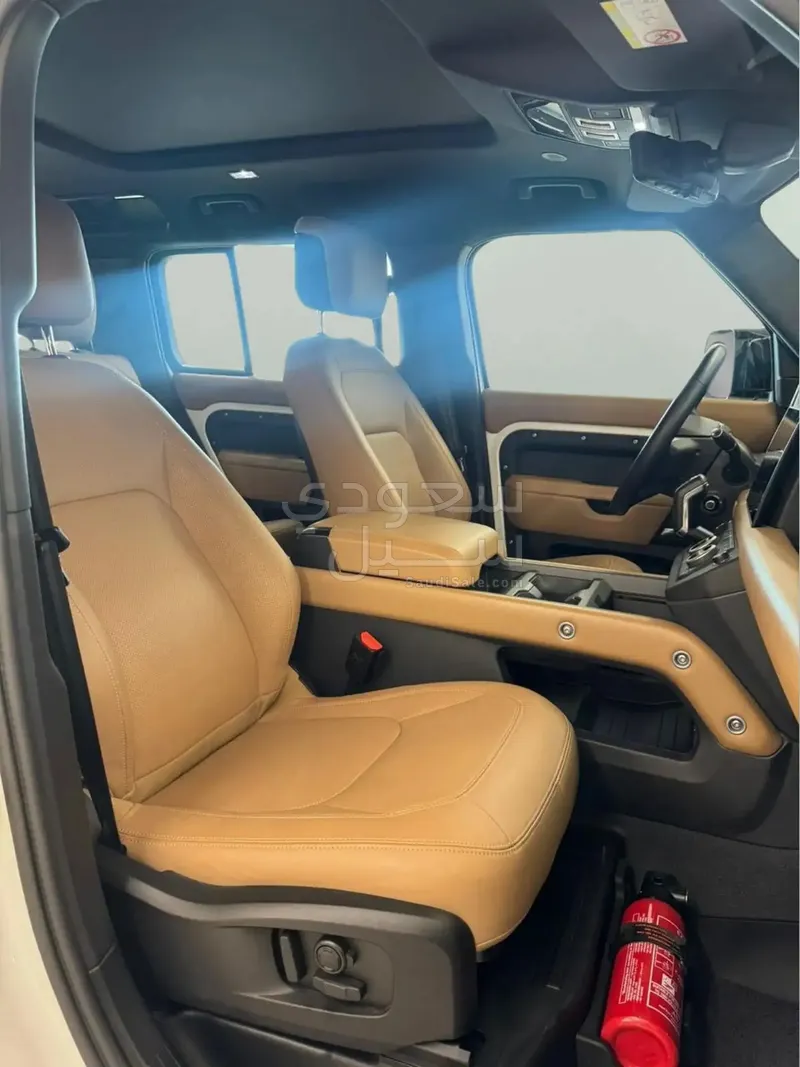 2025 لاند روفر ديفيندر اتش اس اي