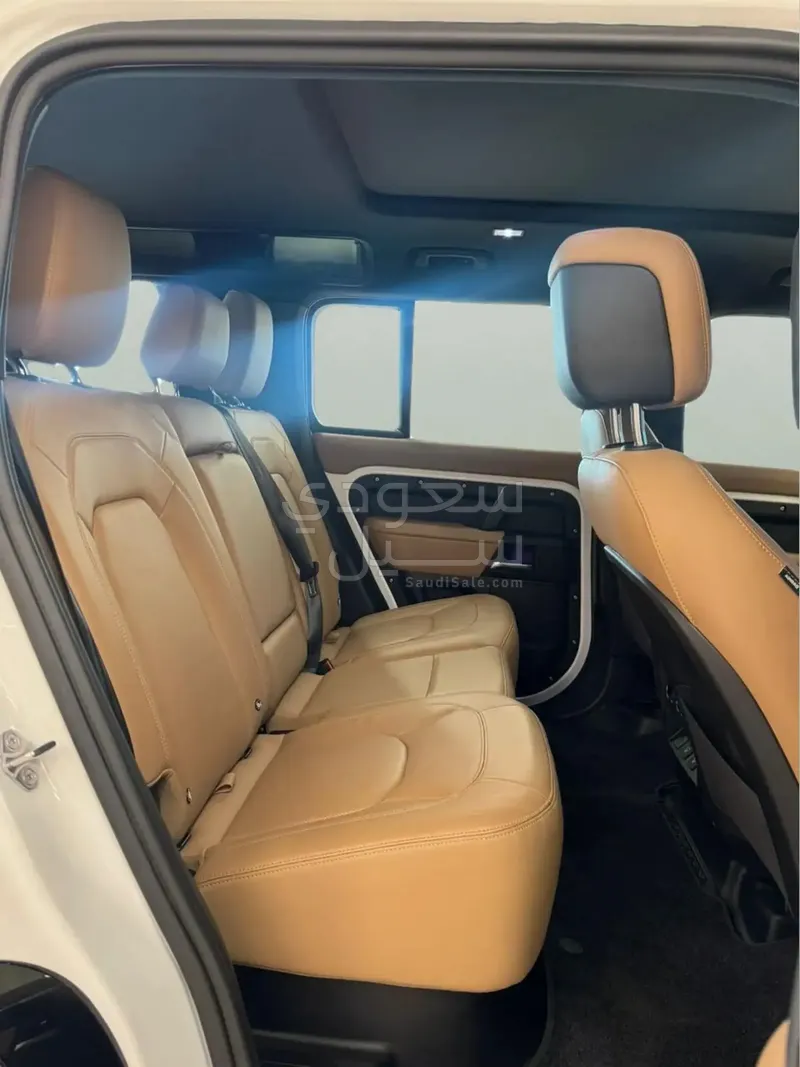 2025 لاند روفر ديفيندر اتش اس اي