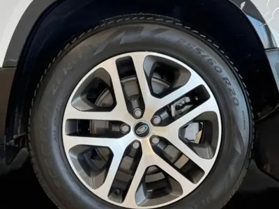 2025 لاند روفر ديفيندر اتش اس اي