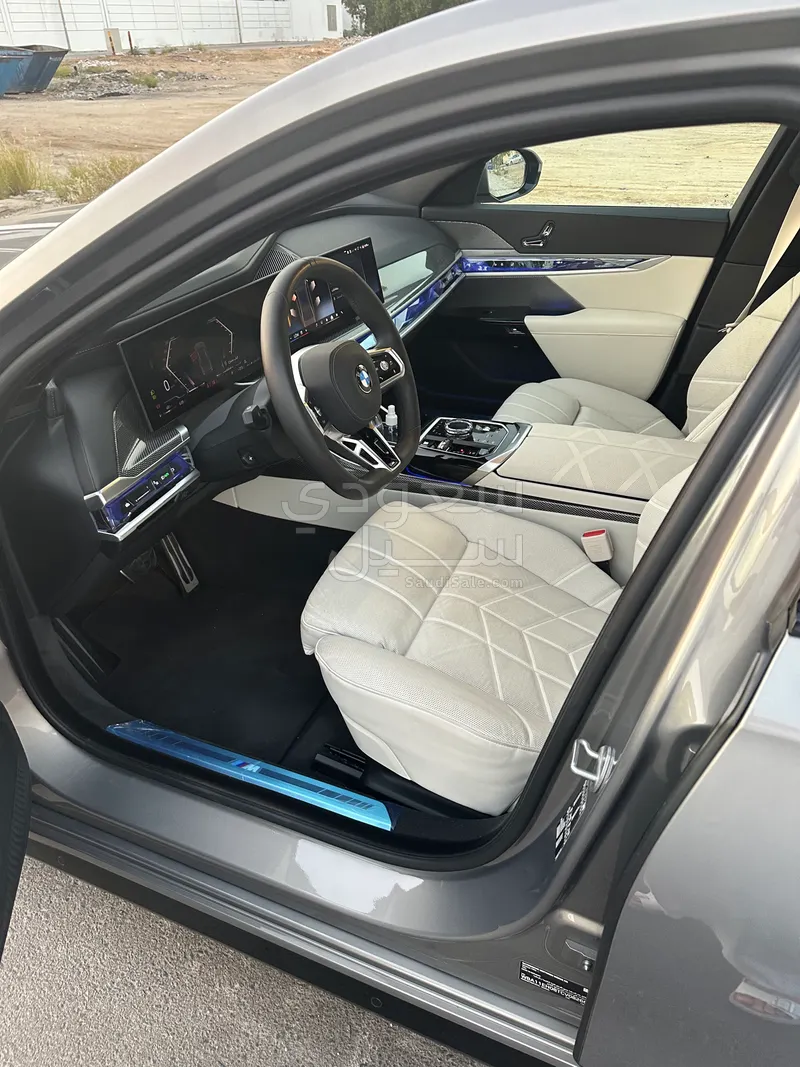 2026 بي ام دبليو الفئة السابعة 735 إل أي