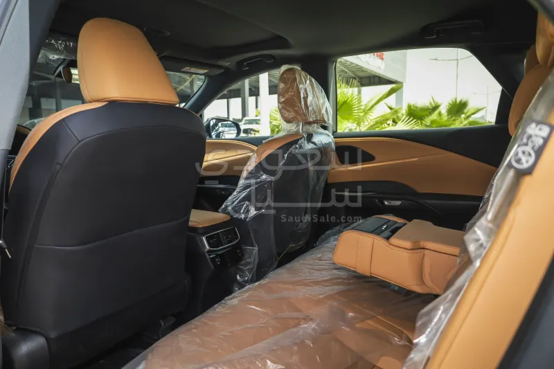 2024 لكزس أر إكس 350