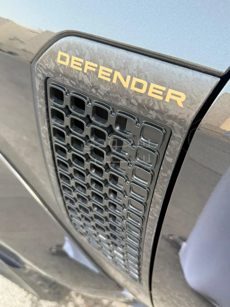 2025 لاند روفر ديفيندر اوكتا