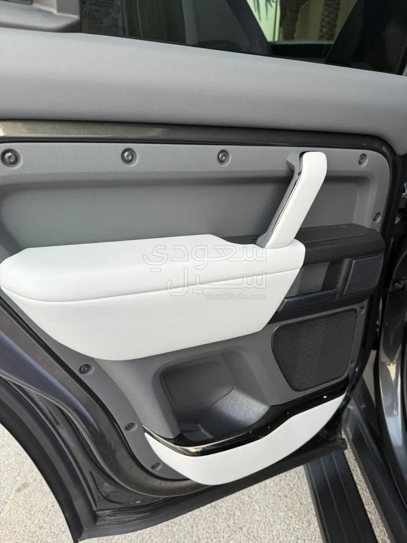 2025 لاند روفر ديفيندر اوكتا