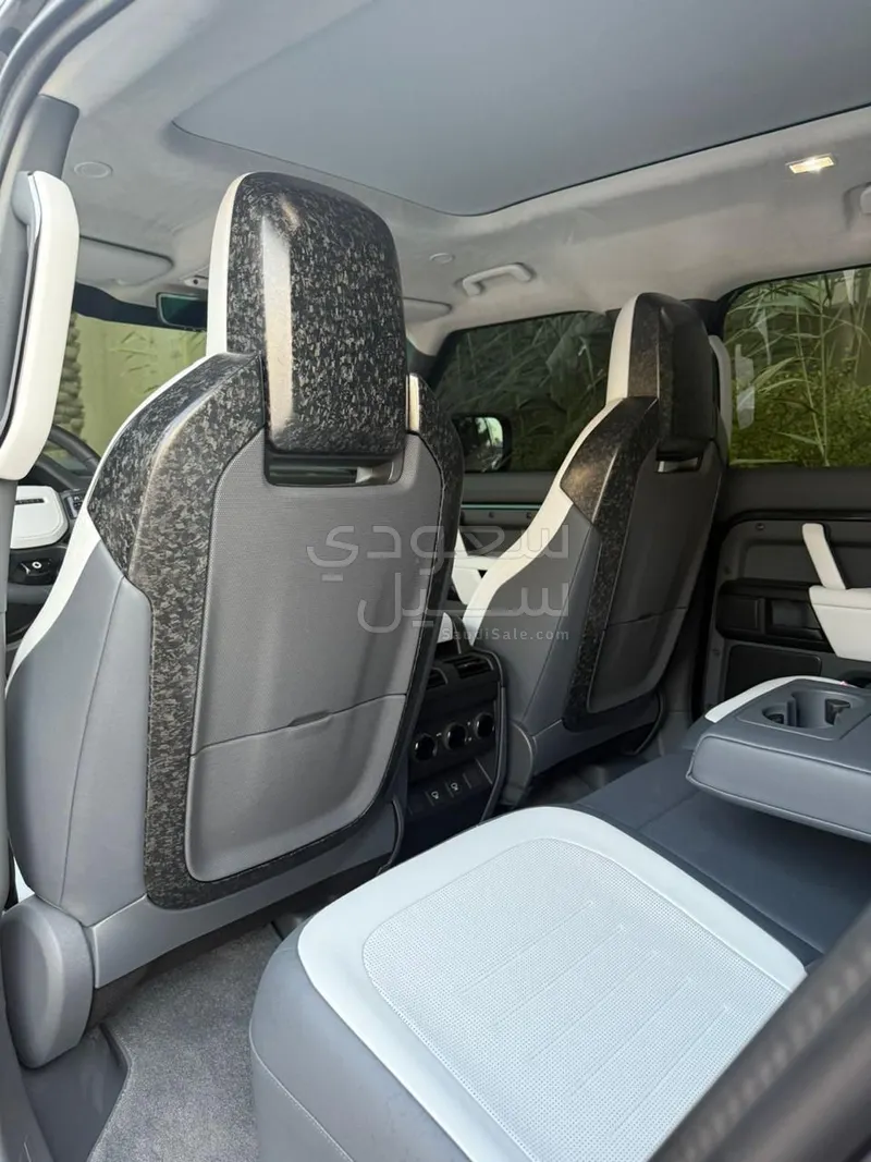 2025 لاند روفر ديفيندر اوكتا