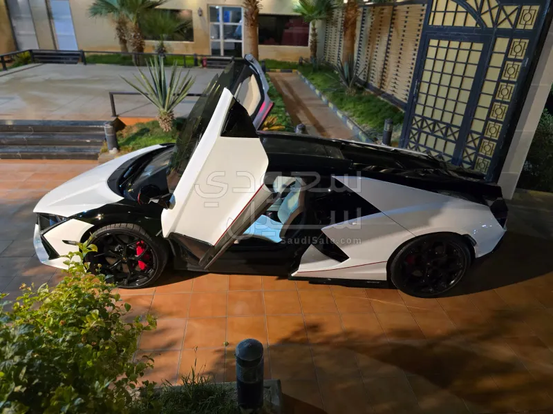 2024 لمبرجيني ريفويلتو