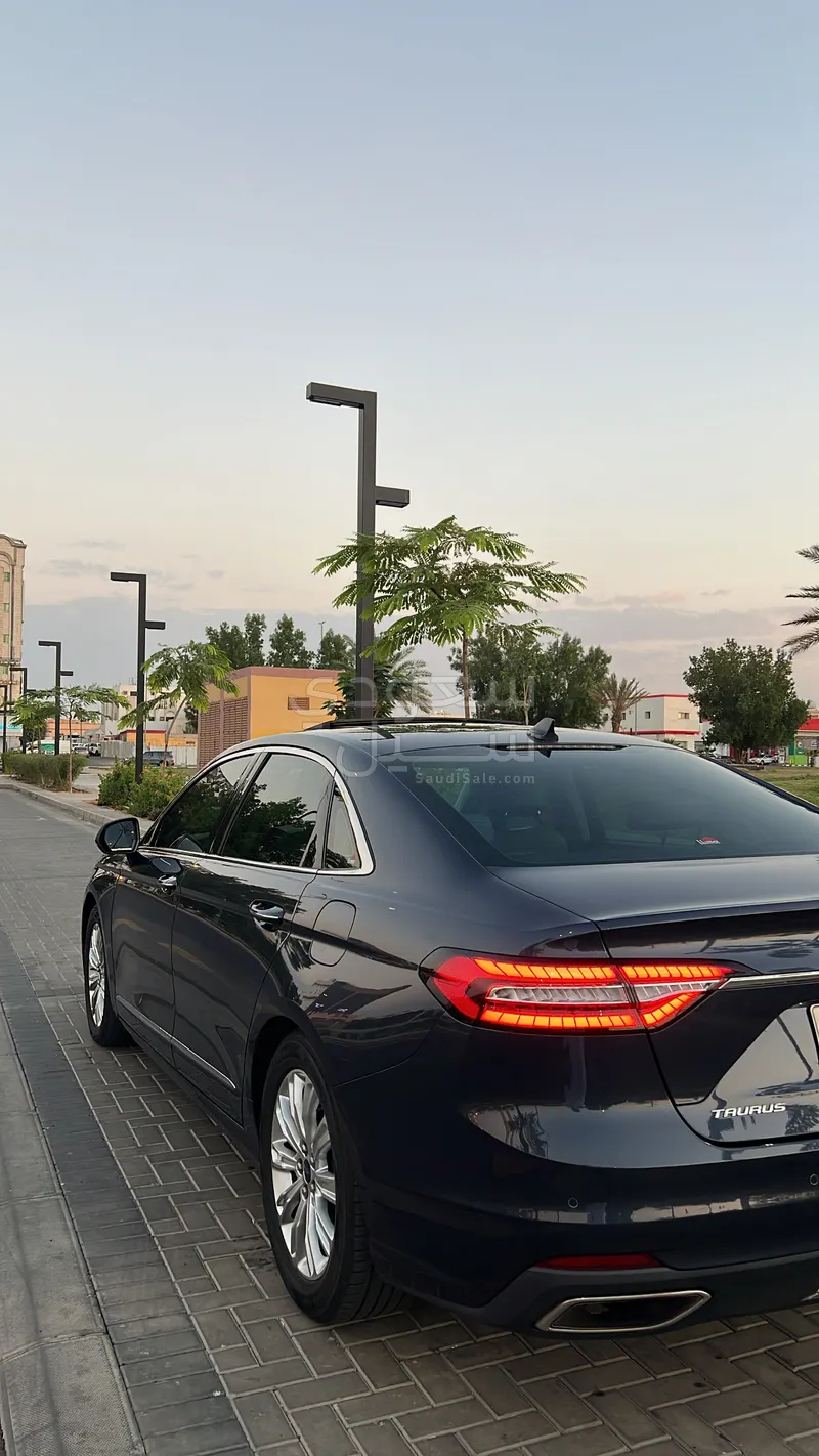 2022 فورد توروس ترند